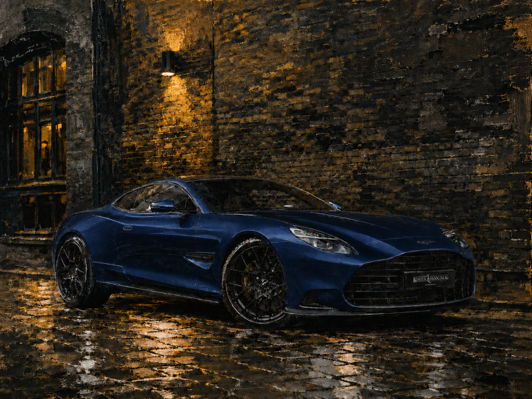 Dunkelblauer Aston Martin DB12 in einem nassen, warm beleuchteten Backsteinhof bei Nacht