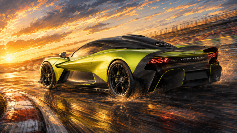 Grüner Aston Martin Valhalla aus tiefer Heckperspektive auf nasser Rennstrecke bei Sonnenuntergang